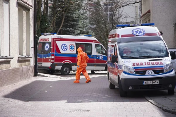 Varšava Polsko Března2020 Přeprava Pacienta Podezřelého Infekce Koronavirem Varšavě — Stock fotografie