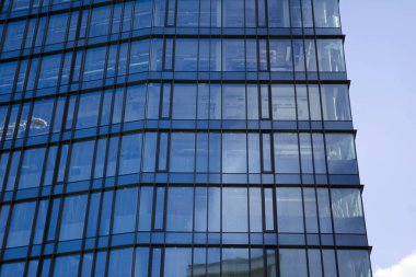 berrak gökyüzü arka plan üzerinde modern ofis