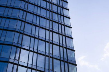 berrak gökyüzü arka plan üzerinde modern ofis