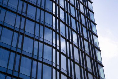 berrak gökyüzü arka plan üzerinde modern ofis