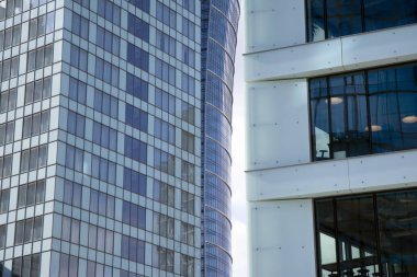 berrak gökyüzü arka plan üzerinde modern ofis