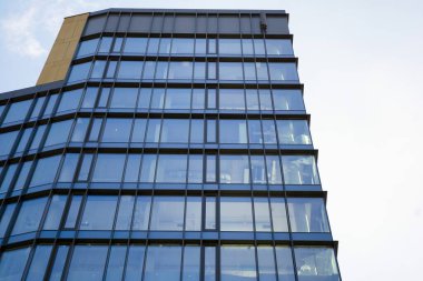 berrak gökyüzü arka plan üzerinde modern ofis