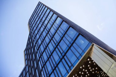 berrak gökyüzü arka plan üzerinde modern ofis