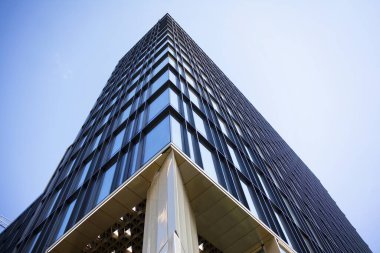 berrak gökyüzü arka plan üzerinde modern ofis