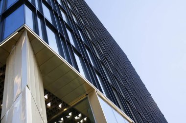 berrak gökyüzü arka plan üzerinde modern ofis