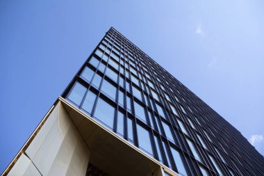 berrak gökyüzü arka plan üzerinde modern ofis