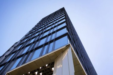 berrak gökyüzü arka plan üzerinde modern ofis