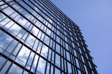 berrak gökyüzü arka plan üzerinde modern ofis