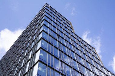 berrak gökyüzü arka plan üzerinde modern ofis