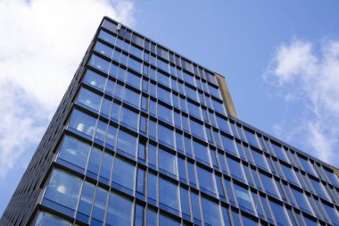 berrak gökyüzü arka plan üzerinde modern ofis