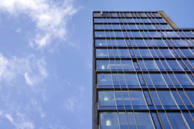 berrak gökyüzü arka plan üzerinde modern ofis