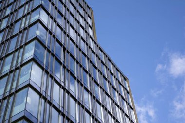 berrak gökyüzü arka plan üzerinde modern ofis