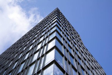 berrak gökyüzü arka plan üzerinde modern ofis