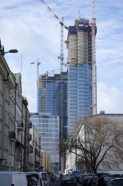 Varşova, Polonya. 13 Mart 2020. Birim Kulesi ofis binasının inşaatı.