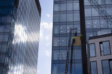 berrak gökyüzü arka plan üzerinde modern ofis