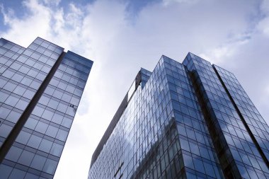 berrak gökyüzü arka plan üzerinde modern ofis