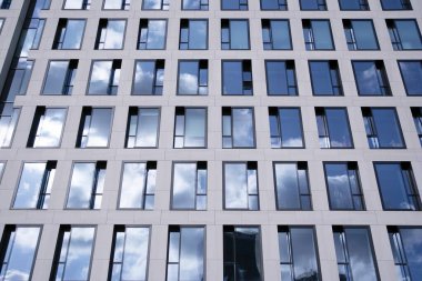 berrak gökyüzü arka plan üzerinde modern ofis