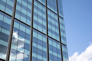 berrak gökyüzü arka plan üzerinde modern ofis