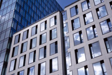 berrak gökyüzü arka plan üzerinde modern ofis