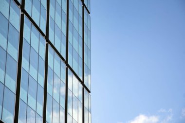 berrak gökyüzü arka plan üzerinde modern ofis