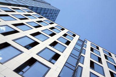 berrak gökyüzü arka plan üzerinde modern ofis