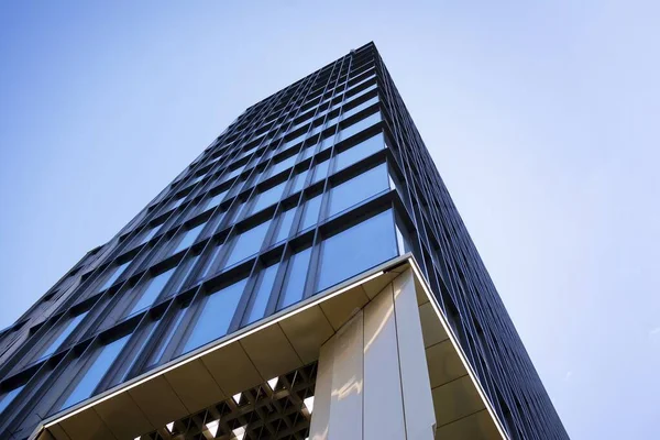 berrak gökyüzü arka plan üzerinde modern ofis