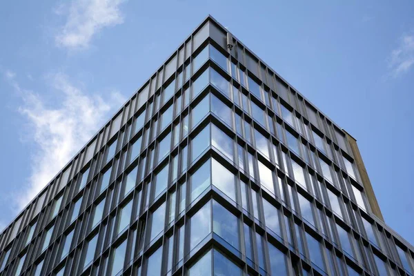 Modernes Bürogebäude Auf Klarem Himmel — Stockfoto