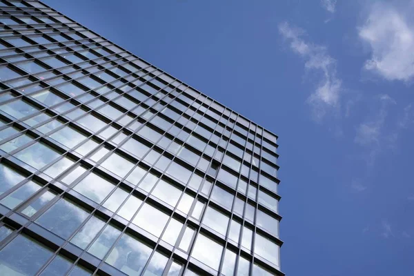 berrak gökyüzü arka plan üzerinde modern ofis