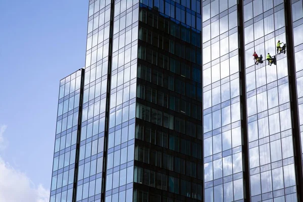 现代办公大楼在晴朗的天空背景上 — 图库照片