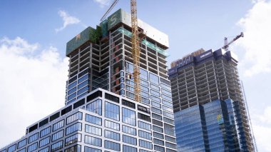 Varşova, Polonya. 13 Mart 2020. Varşova 'daki ofis kompleks park inşaatı.