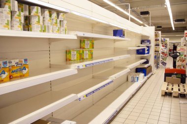 Varşova, Polonya. 13 Mart 2020. Tesco mağazası. 2020 Coronavirus salgını sırasında bir mağazadaki boş rafların görüntüsü.
