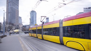 Varşova, Polonya. 13 Mart 2020. Şehir caddesinde yeni sarı tramvay. Elektrikli toplu taşıma.