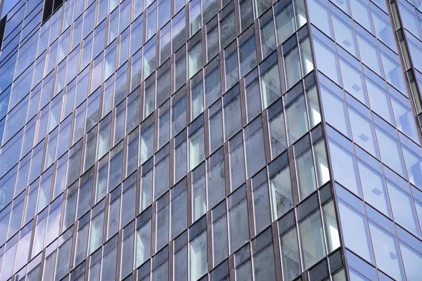 Modern Függönyfal Üvegből Acélból Kék Felhők Tükröződnek Modern Irodaház Ablakaiban — Stock Fotó