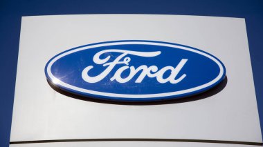 Varşova, Polonya. 15 Mart 2020. İmza Ford. Şirket tabelası Ford.