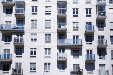 Modern ve yeni apartman. Çok katlı modern, yeni ve şık apartmanlar..