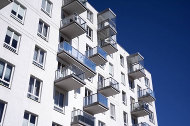 Modern ve yeni apartman. Çok katlı modern, yeni ve şık apartmanlar..