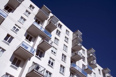 Modern ve yeni apartman. Çok katlı modern, yeni ve şık apartmanlar..