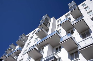 Modern ve yeni apartman. Çok katlı modern, yeni ve şık apartmanlar..