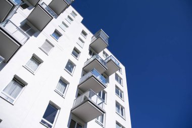 Modern ve yeni apartman. Çok katlı modern, yeni ve şık apartmanlar..