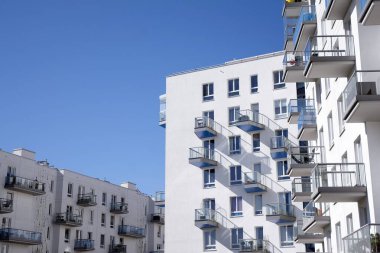 Modern ve yeni apartman. Çok katlı modern, yeni ve şık apartmanlar..