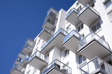 Modern ve yeni apartman. Çok katlı modern, yeni ve şık apartmanlar..