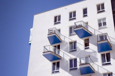 Modern ve yeni apartman. Çok katlı modern, yeni ve şık apartmanlar..