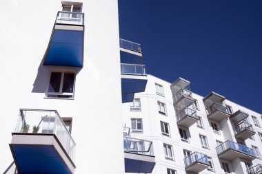 Modern ve yeni apartman. Çok katlı modern, yeni ve şık apartmanlar..