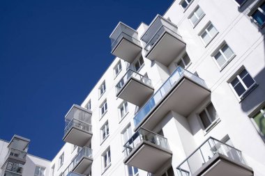 Modern ve yeni apartman. Çok katlı modern, yeni ve şık apartmanlar..