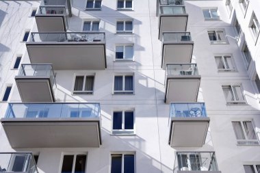 Modern ve yeni apartman. Çok katlı modern, yeni ve şık apartmanlar..