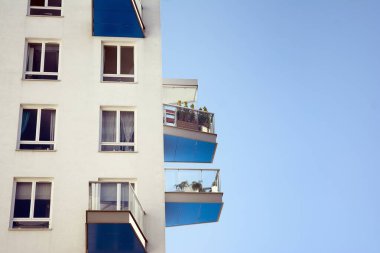 Modern ve yeni apartman. Çok katlı modern, yeni ve şık apartmanlar..