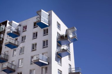 Modern ve yeni apartman. Çok katlı modern, yeni ve şık apartmanlar..