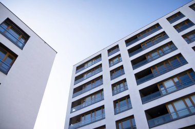 Modern ve yeni apartman. Çok katlı modern, yeni ve şık apartmanlar..