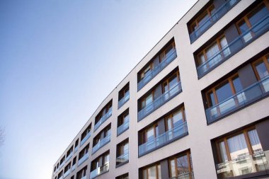 Modern ve yeni apartman. Çok katlı modern, yeni ve şık apartmanlar..