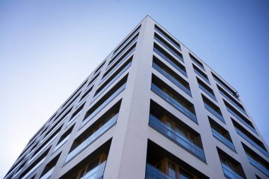 Modern ve yeni apartman. Çok katlı modern, yeni ve şık apartmanlar..